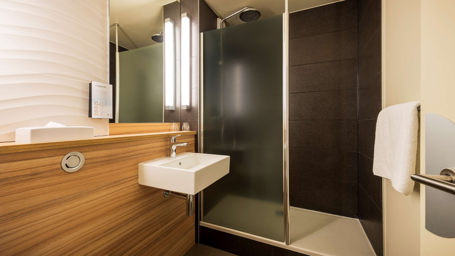 Bathroom 4, Hotel Campanile Amsterdam Zuidoost, Amsterdam