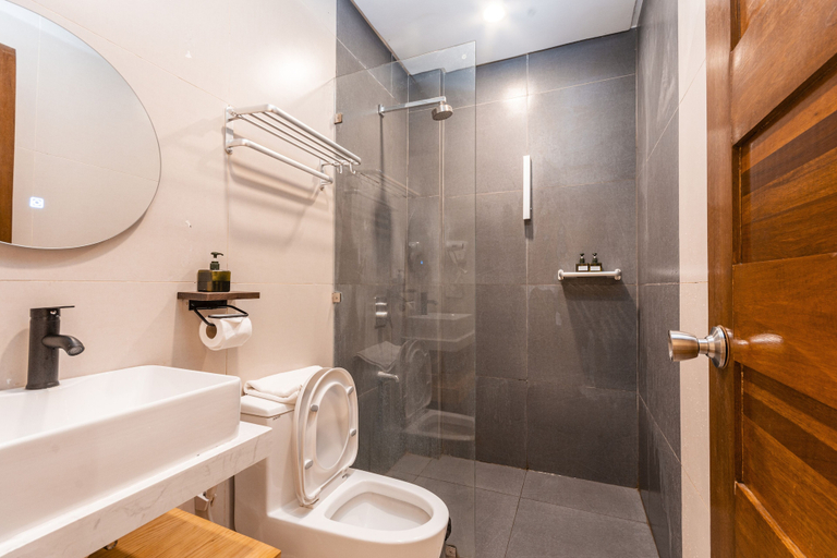 Bathroom 4, Molly Resort, Puerto Galera