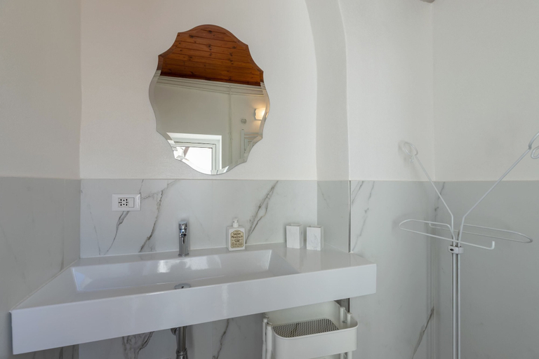 Bathroom 3, S.maria Novella Suite, Florence