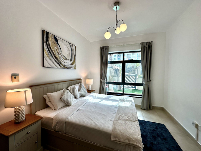 Room 5, Lux BnB Travo Tower I Private Garden I Lake View, Dubai