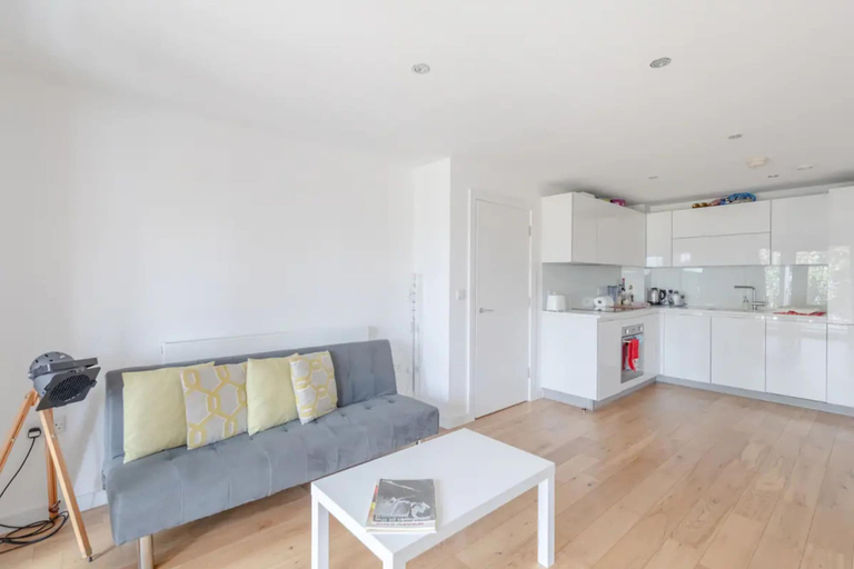 Others 5, Vibrant 1BD Flat w/ Private Balcony, Camberwell!, London