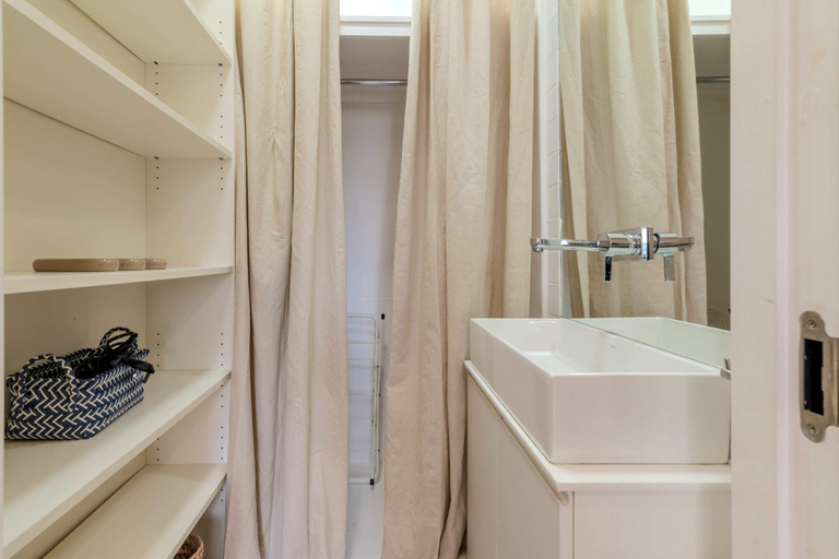 Others 5, Beautiful Canal-side Flat in Hackney, London