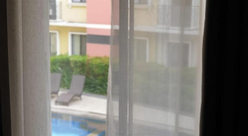 Others, Sunny Condo Overlooking the Pool Near the Airport, Las Piñas