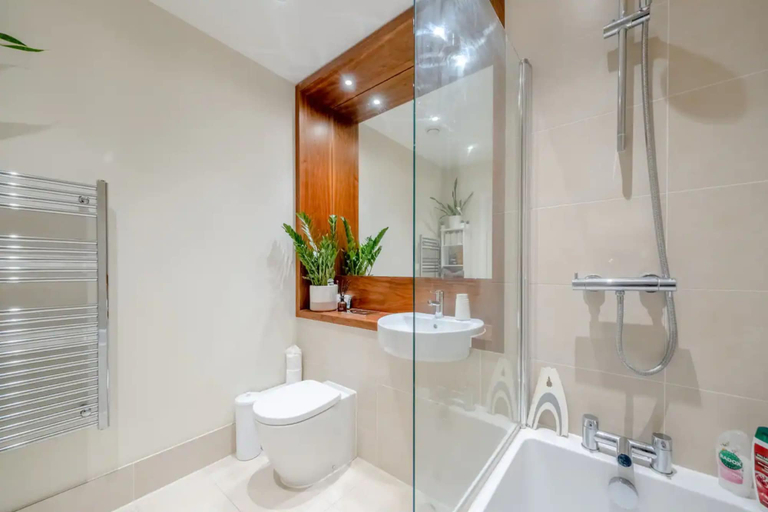 Bathroom 2, Modern 2 Bedroom Flat in Elephant and Castle, London