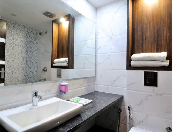Bathroom 2, Hotel Lee Benz, Delhi
