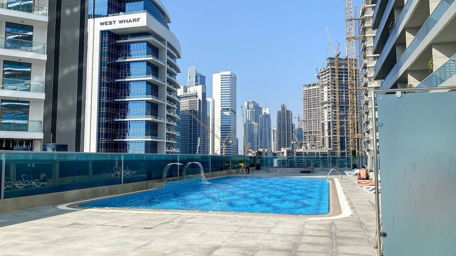 Sport & Beauty 3, Luxury StayCation - Vibrant 1BR Apartment With Pool and Huge Balcony, Dubai