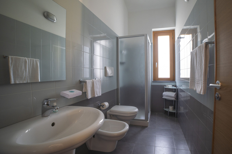 Bathroom 5, VOI Baia di Tindari Resort - All Inclusive, Messina