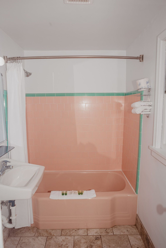 Bathroom 3, Lamplighter Lodge, Garfield