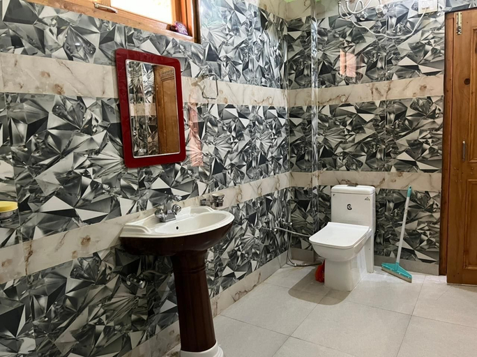 Bathroom, Hotel Anupam, Kullu