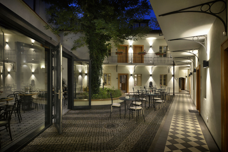 Food & Drinks 4, Hotel At the White Lily, Praha 6