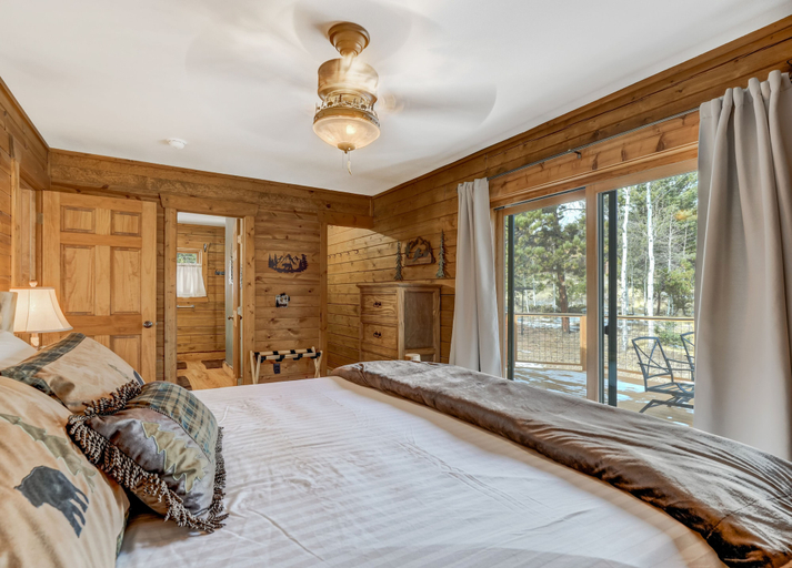Bedroom 3, The Bear Den, Teller