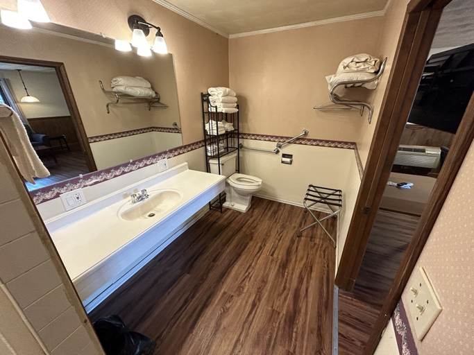 Bathroom 4, Valley Inn and Suites, Orange