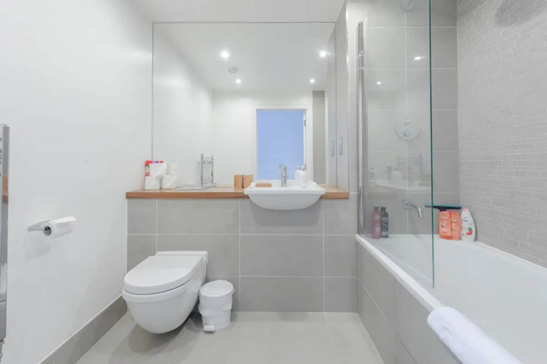 Others 3, Vibrant 1BD Flat w/ Private Balcony, Camberwell!, London