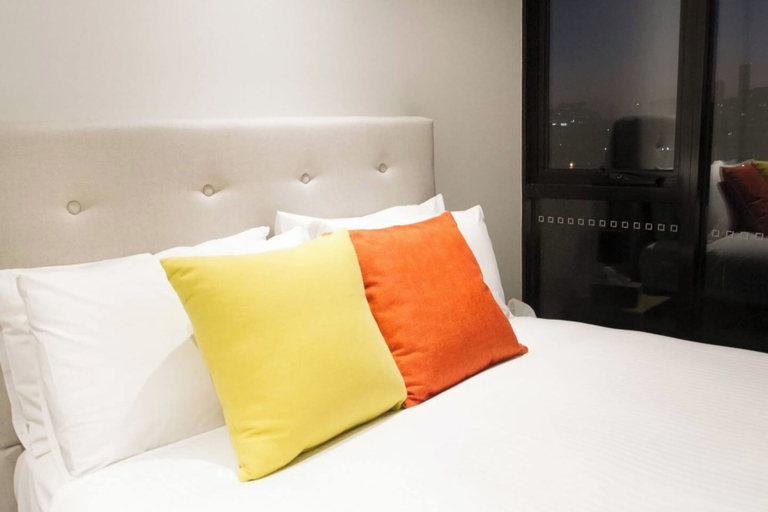 Bedroom 1, Modern + Spacious 2bd/2bath - Stunning City Views!, Melbourne