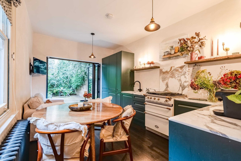 Others 5, Beautiful 2 Bed Apartment In West London, London