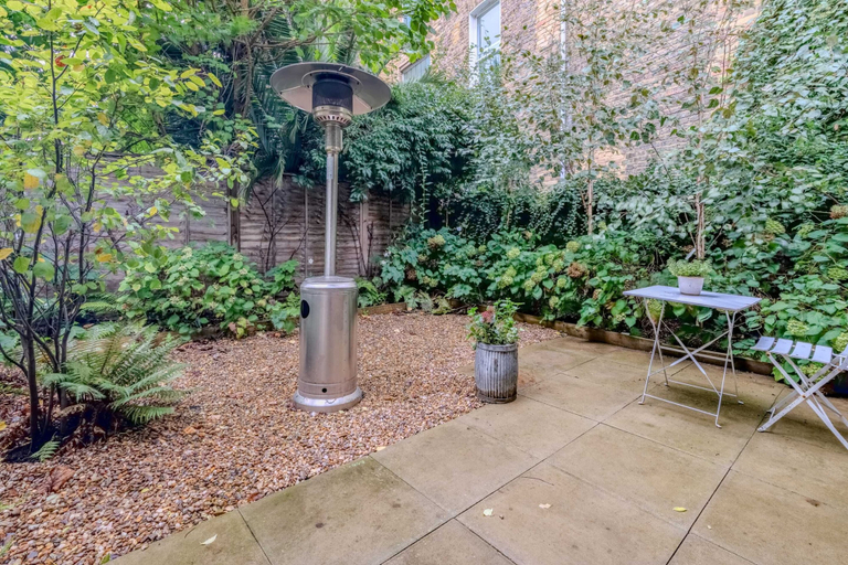 Others 4, Beautiful 2 Bed Apartment In West London, London
