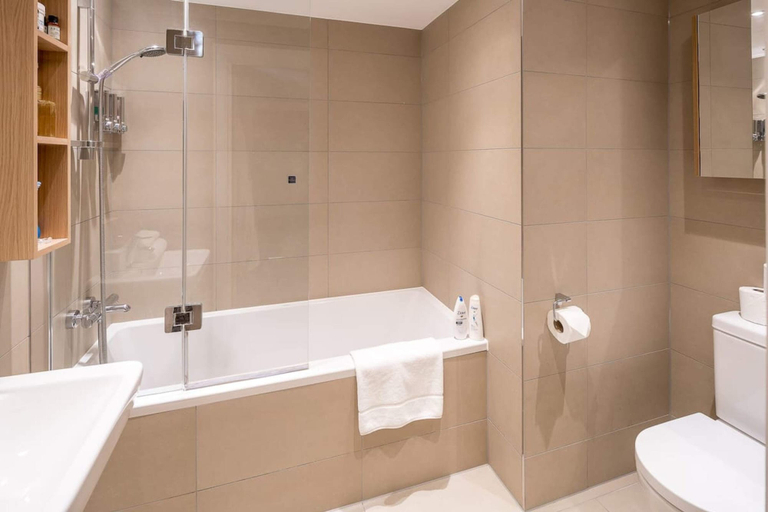Others 5, Chic 1 Bedroom Apartment With View of Shard, London