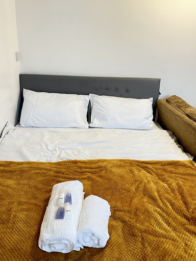 Bedroom 2, Ebehi Inn, London