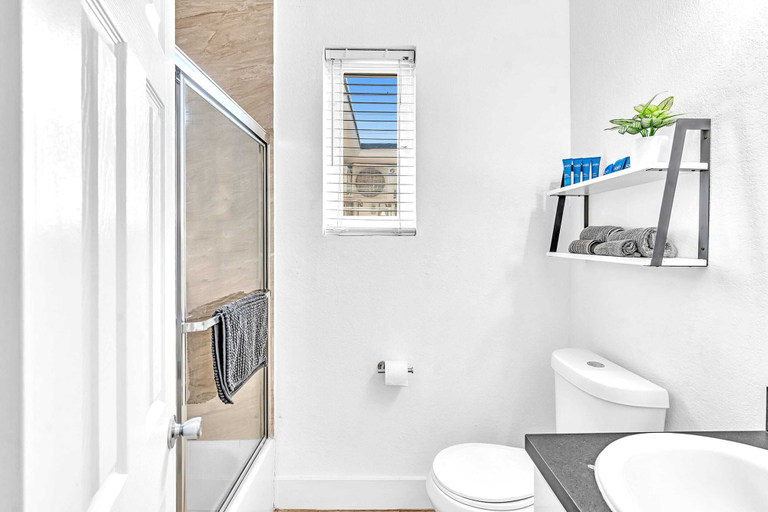 Bathroom 2, Garden Suite 9-hosted by Sweetstay, Miami-Dade
