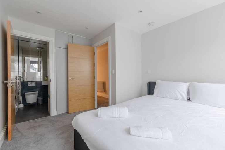 Others 3, Chic & Spacious 2BD Flat -2 Mins to Baron's Court, London