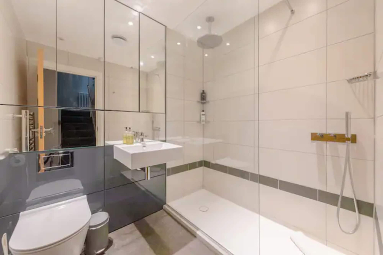 Others 4, Chic & Spacious 2BD Flat -2 Mins to Baron's Court, London