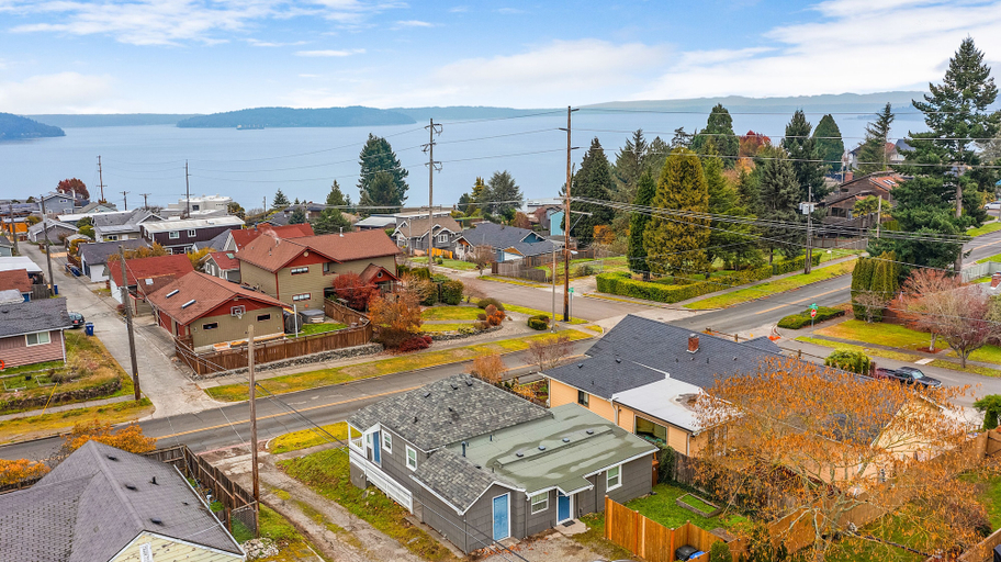 Exterior & Views, Walk to the waterfront The Hobbit House, Pierce