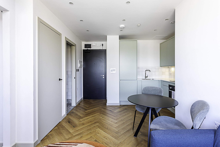 Others 4, 1-bed Apartment: Close to Wimbledon Station, London