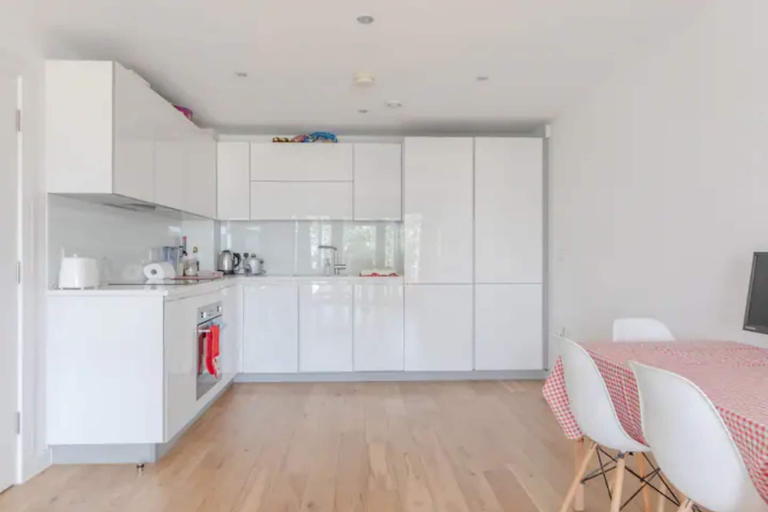 Others 4, Vibrant 1BD Flat w/ Private Balcony, Camberwell!, London