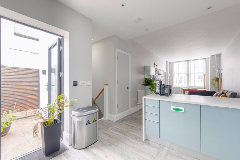 Others 5, Chic & Spacious 2BD Flat -2 Mins to Baron's Court, London