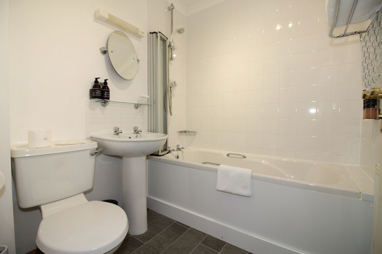 Bathroom 4, Temple View Hotel, Eilean Siar