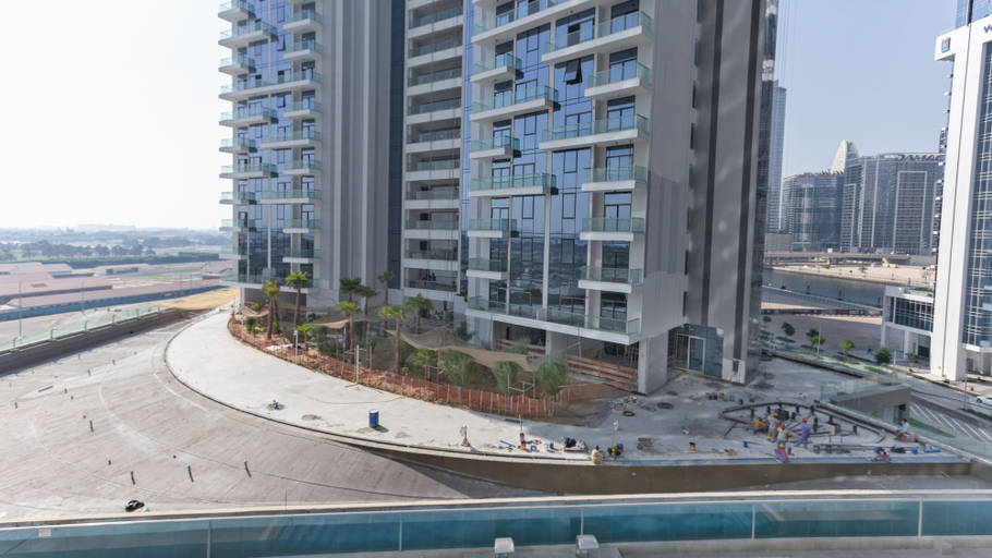 Exterior & Views, Luxury StayCation - Vibrant 1BR Apartment With Pool and Huge Balcony, Dubai