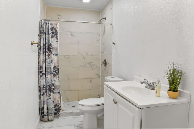 Bathroom 4, Mathis Motel, San Patricio