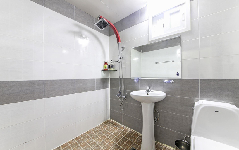Bathroom 3, Paldo Motel, Yeosu