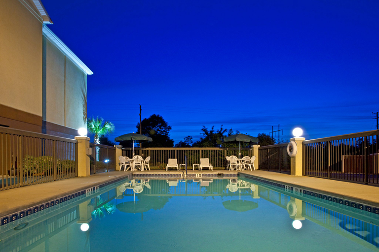 Sport & Beauty 2, Holiday Inn Express & Suites MILTON EAST I-10, Santa Rosa