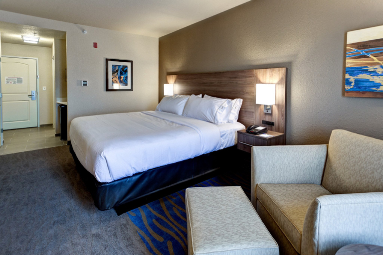 Bedroom 5, Holiday Inn Express & Suites MANHATTAN, Riley
