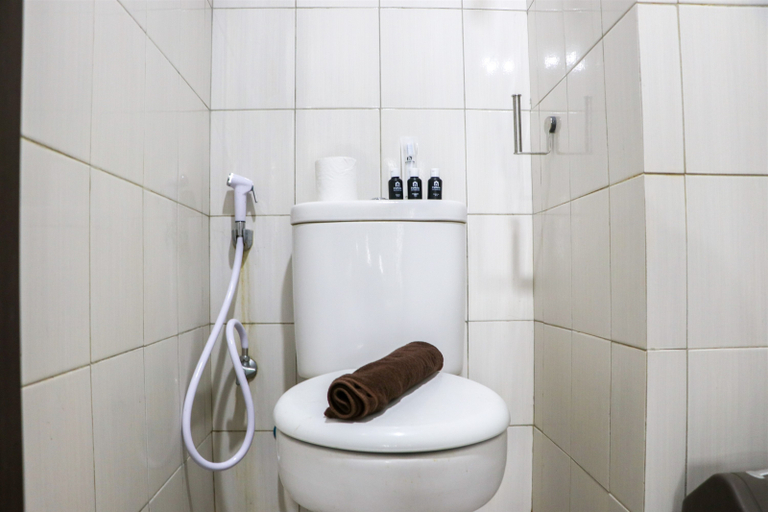 Bathroom 5, Cozy and Nice Studio Apartment at Mekarwangi Square Cibaduyut By Travelio, Bandung