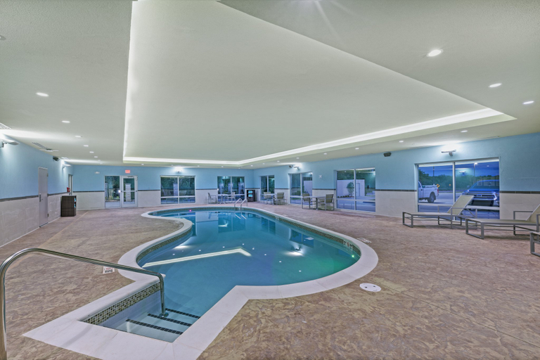Sport & Beauty 2, Holiday Inn Express & Suites PARSONS, Labette