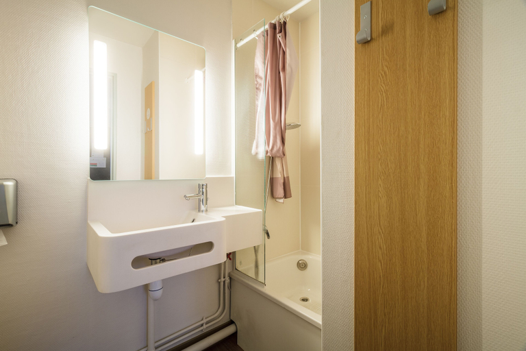 Bathroom 4, B&B HOTEL Saint-Brieuc, Côtes-d'Armor