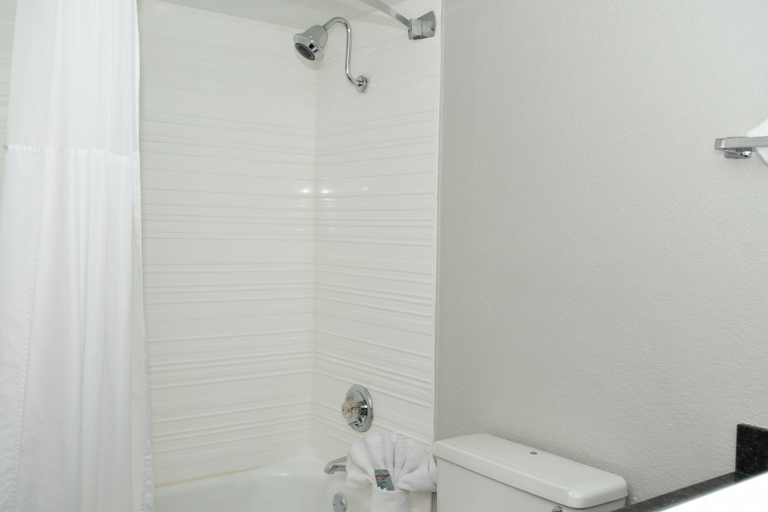Bathroom 5, Rock Island Inn & Suites Marshalltown, Marshall