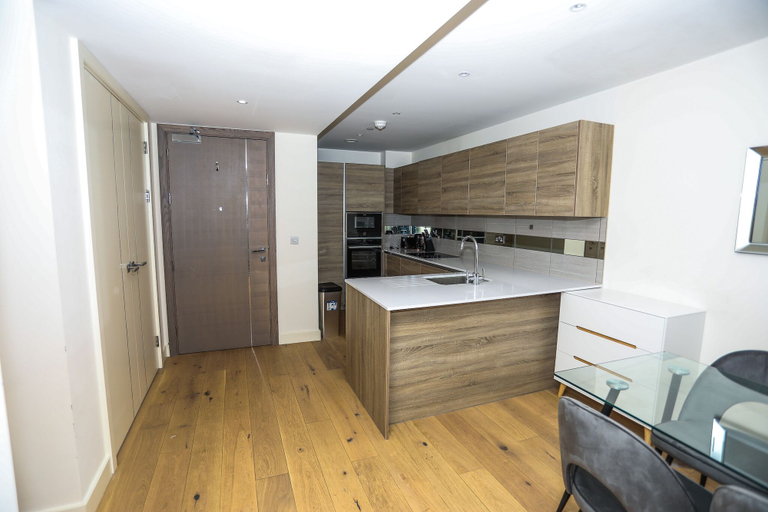 Others 5, Docklands Stunning 2 bed Apartment London, London