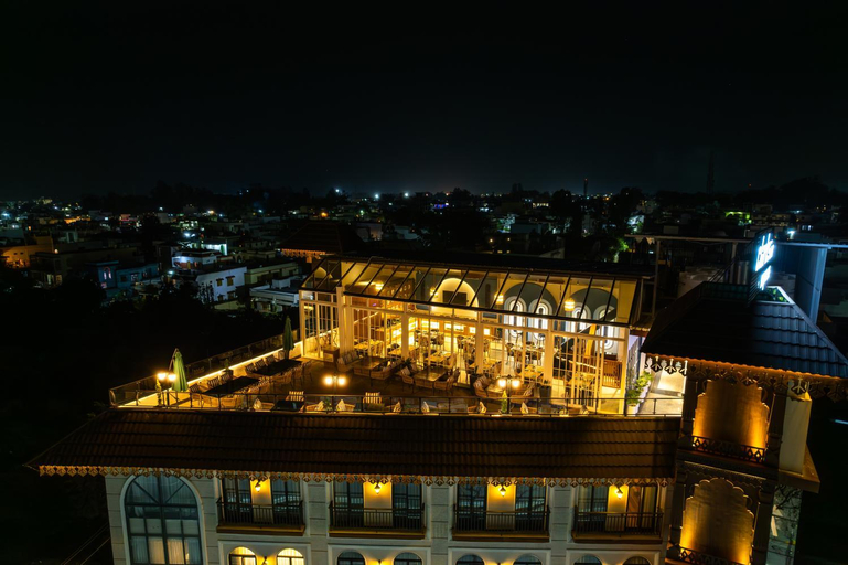 Exterior & Views