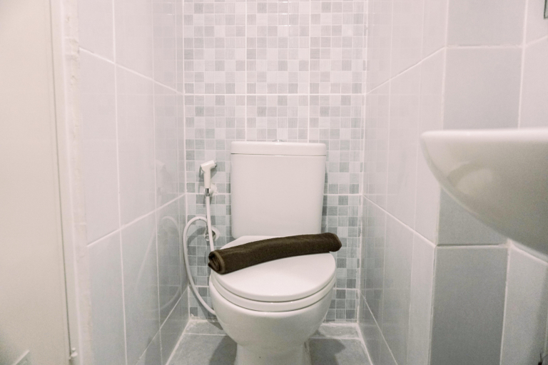 Bathroom, Relax and Comfy Studio at Tokyo Riverside PIK 2 Apartment By Travelio, Tangerang
