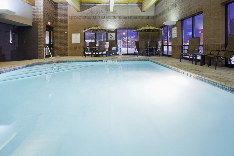 Sport & Beauty 2, Holiday Inn Express & Suites BLOOMINGTON - MPLS ARPT AREA W, Hennepin