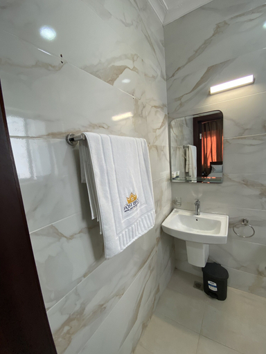 Bathroom 3, Post Ridge Hotel and Restaurant, Akwapim South