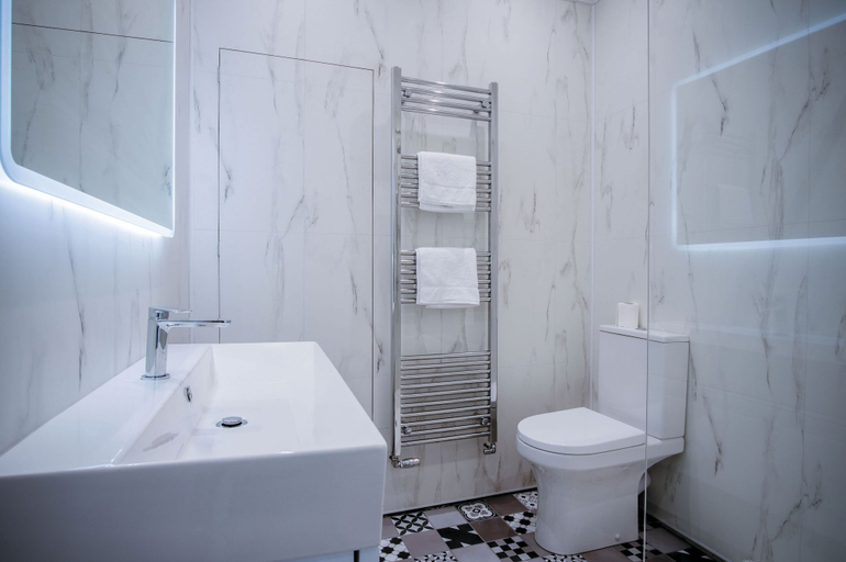 Bathroom 3, Caldey View - Luxury 2 Bedroom - Panorama - Tenby, Pembrokeshire