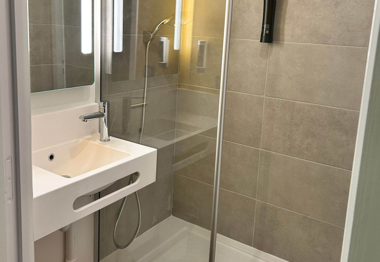 Bathroom 3, B&B HOTEL Massieux Genay, Rhône