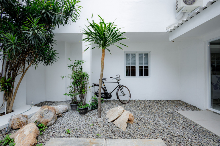 Exterior & Views 2, RedDoorz Plus @ Jalan Gatot Subroto Jakarta, South Jakarta