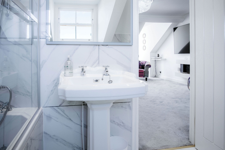 Bathroom, The Penthouse - Luxury 1 Bed - Panorama - Tenby, Pembrokeshire
