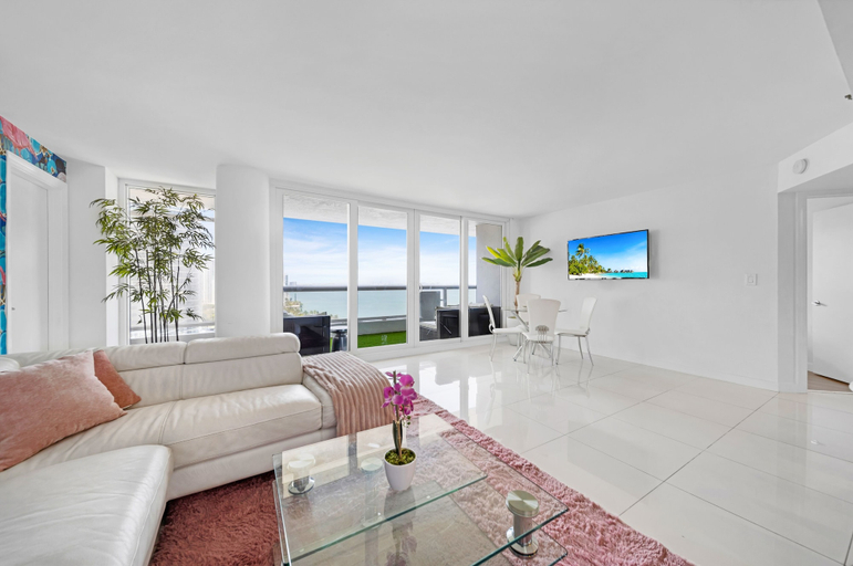 Others 1, Bayfront Gem With Balcony and Pool, Miami-Dade