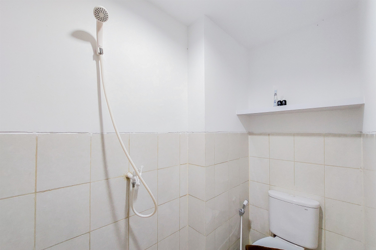 Bathroom 5, Modern Look Studio at Urbantown Serpong Apartment By Travelio, Tangerang Selatan